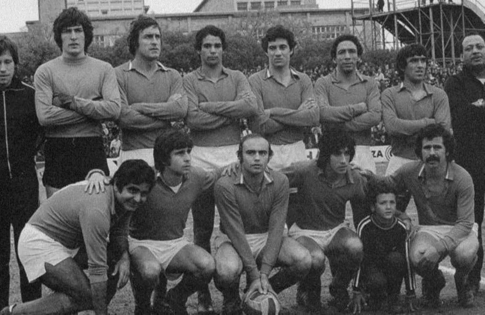 Fredy Clavijo, Baudilio Jauregui, Ricardo Conde, Ricardo Ortiz, Beethoven Javier y Líber Arispe; agachados, Luis Cubilla, Rudy Rodríguez, Alberto Santelli, Rodolfo Rodríguez y Pedro Graffigna
