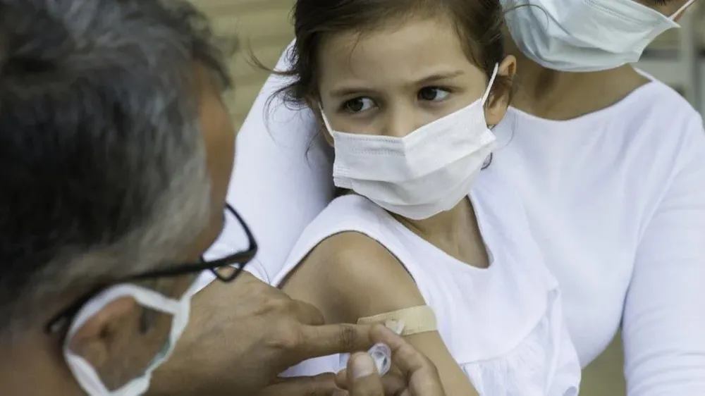 Niño siendo atendido por un doctor.