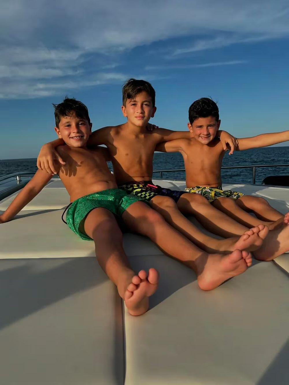 Thiago, Mateo y Ciro Messi, los hijos del crack del Inter de Miami acompañaron a sus padres durante un paseo por las costas de Miami. Instagram @antonelaroccuzzo