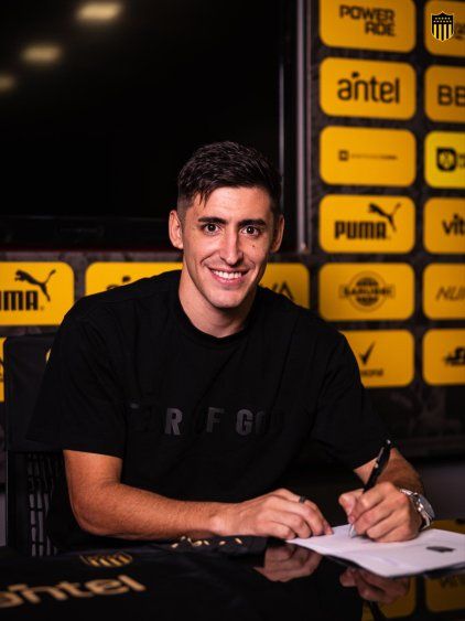 Gastón Togni le puso la firma a su contrato con Peñarol este martes en Los Aromos
