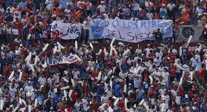 La bandera que mostró parte de la hinchada de Nacional