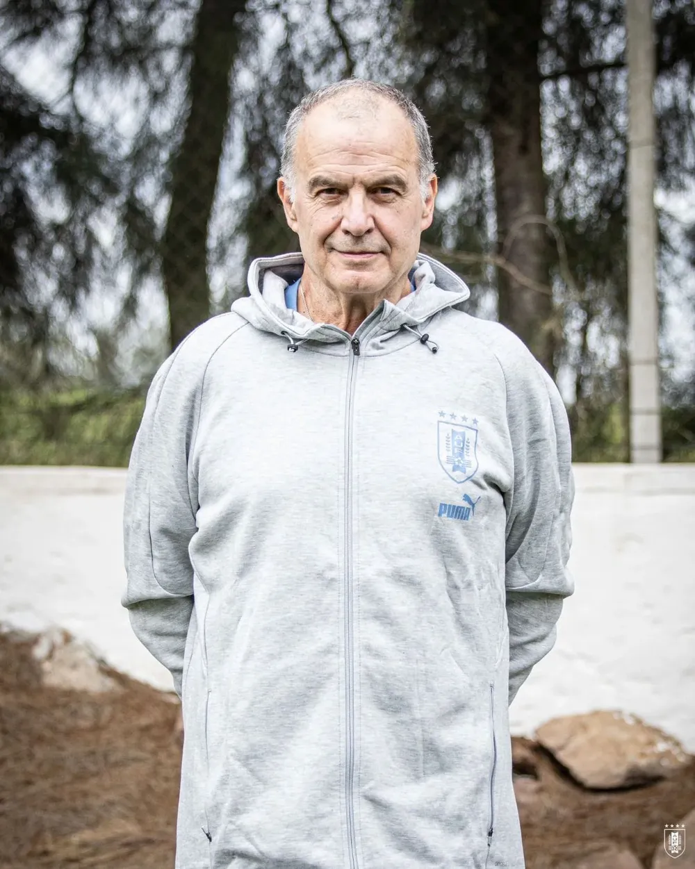 Marcelo Bielsa ya se mostró con la equipación de la selección uruguaya