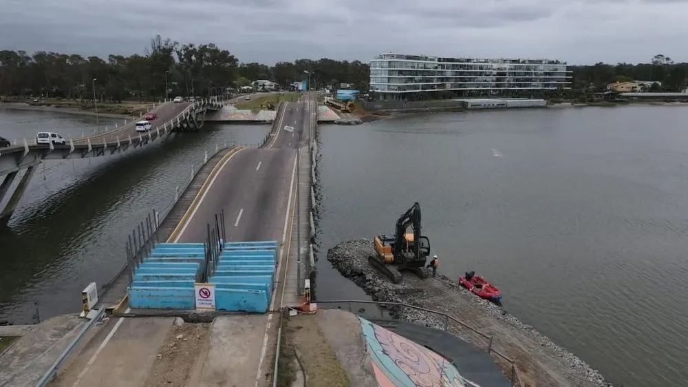 Comenzaron los trabajos de reparación en el puente de La Barra
