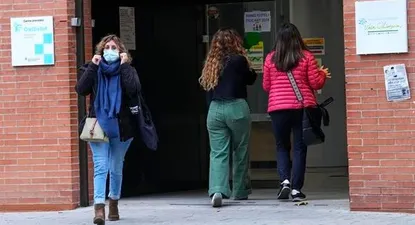 n mujer sale de un centro de atención primaria.