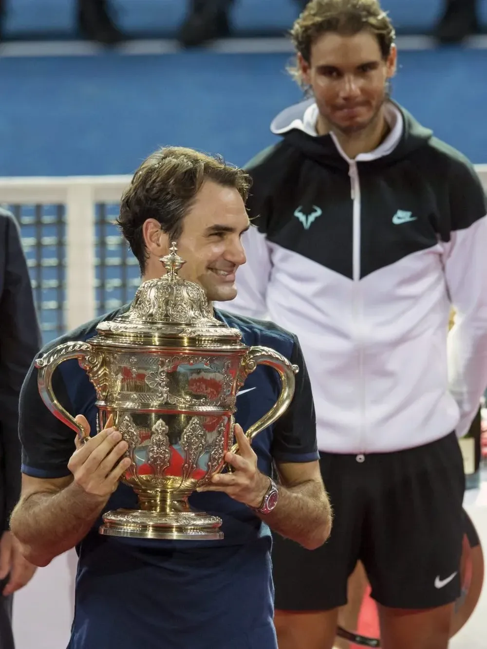 Federer celebra ante la mirada de Nadal