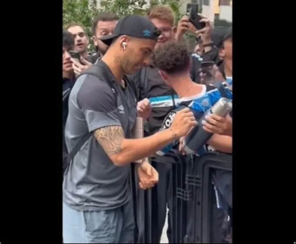 Luis Suárez atendiendo a los hinchas