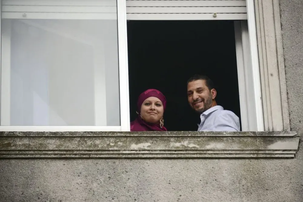 El matrimonio, Adel y Samira, saludan desde su balcón luego de casarse