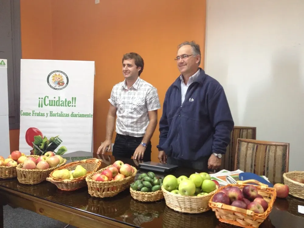 Los agrónomos del INIA Maximiliano Dini y Danilo Cabrera