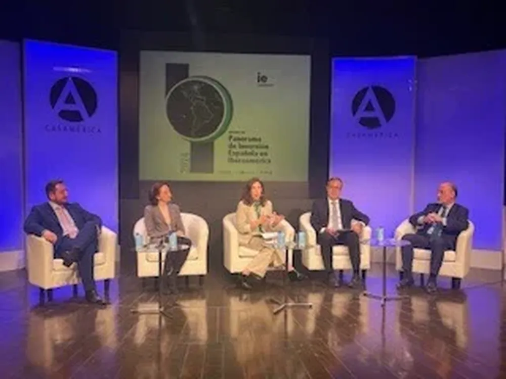 de izquierda a derecha, Juan Cerruti (Grupo Santander), Ana Valero (telefónica Hispam), Julieta Nassau (diario La Nación), embajador Roberto Bosch y Antonio Rubio Medina (Prosegur).