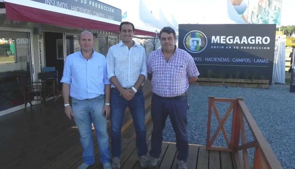 Elio Malvasio, Ignacio Otegui y José Pedro Aicardi en el stand de MegaAgro