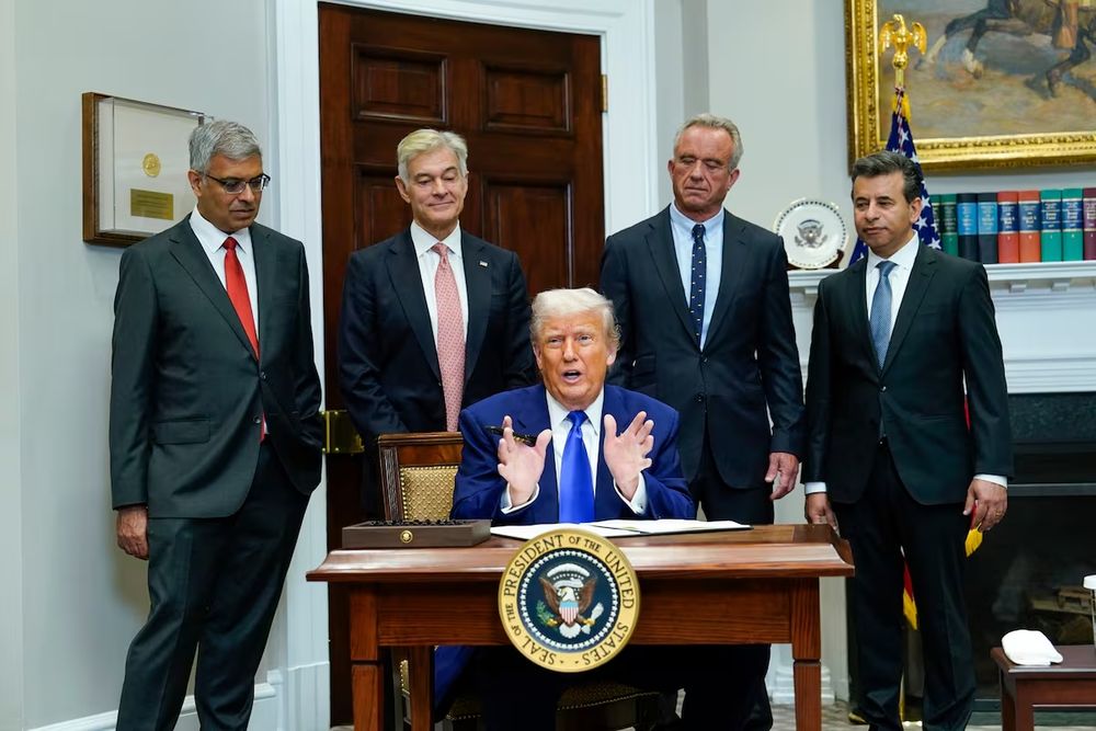 Donald Trump signing decree