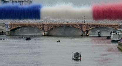La inauguración tuvo momentos espectaculares como este efecto con la bandera francesa en el puente de Austerlitz, sobre el río Sena de París.