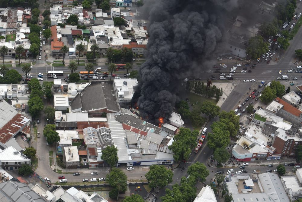 20241207 Incendio en la gomería El Gaucho cerca del Nuevocentro Shopping