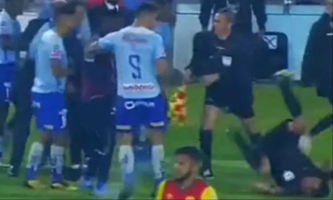 El árbitro de Macará y Aucas rueda por el piso tras la segunda agresión sufrida