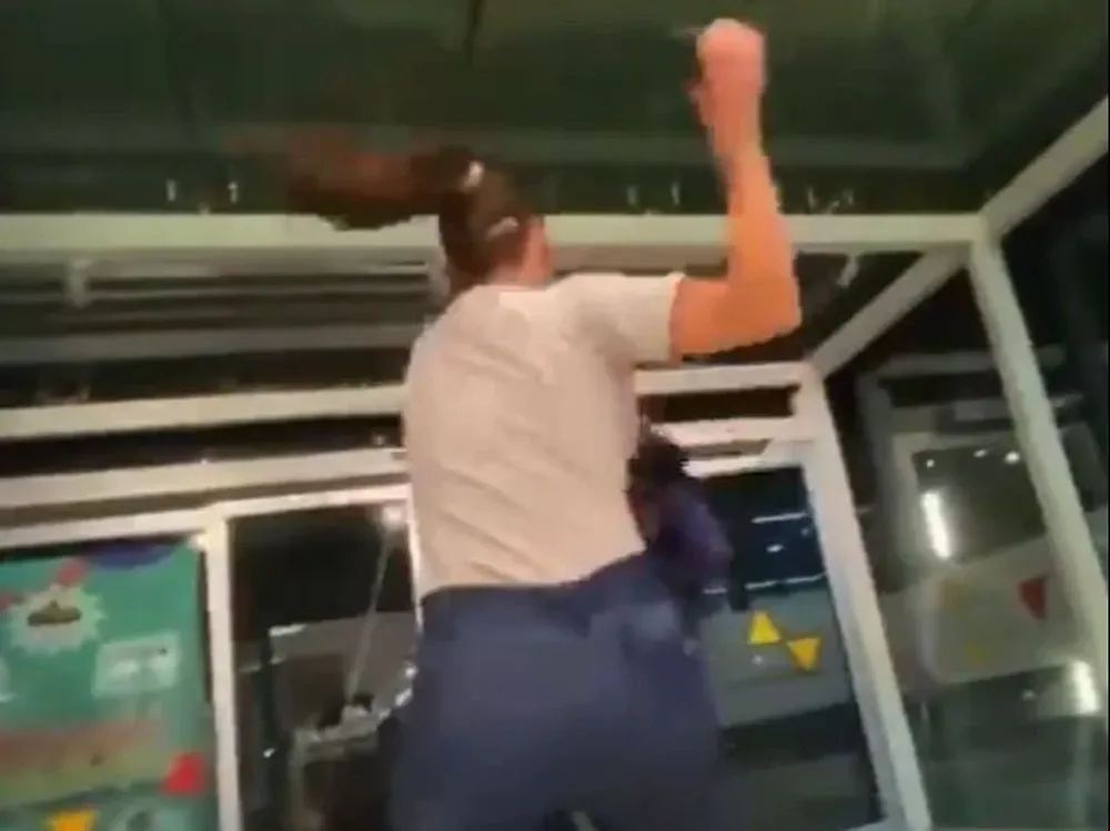 Captura de pantalla del video con la agresión en Las Piedras Shopping