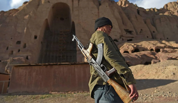 Un policía afgano patrulla por las inmediaciones de los Budas de Bamiyán, la zona turística por excelencia del país.&nbsp;