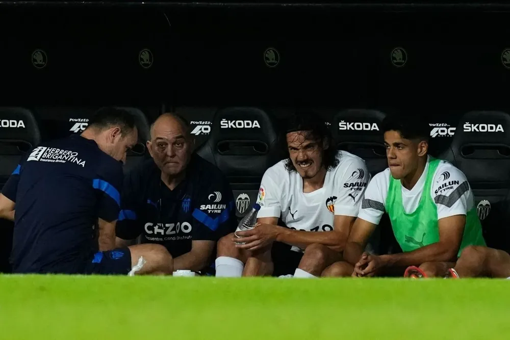 El rostro de dolor de Cavani en el banco