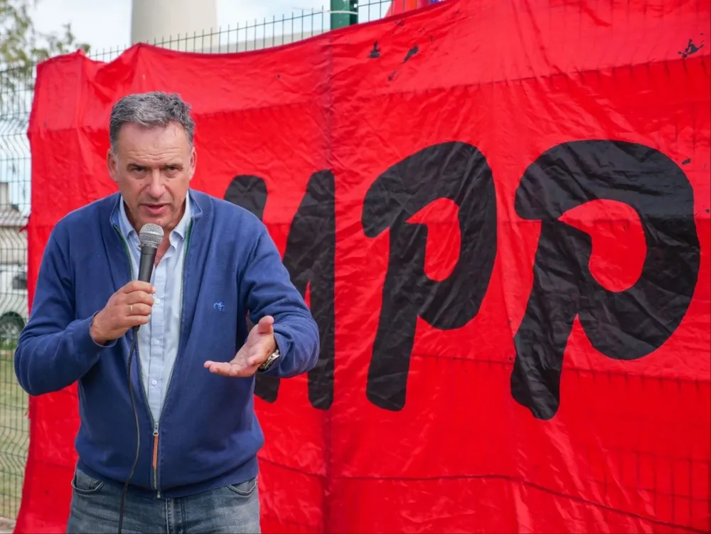 Yamandú Orsi en recorrida por La Teja y Cerro