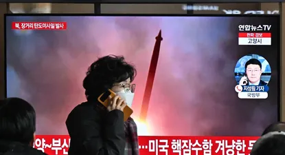 La televisión de Seúl, en Corea del Sur, recogió las imágenes emitidas por su vecino del norte sobre el lanzamiento del misil.