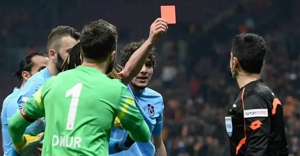 El futbolista que le mostró al juez la roja, luego fue expulsado