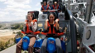El parque de atracciones Six Flags en California clausura la montaña rusa X2 tras cientos de denuncias de lesiones cerebrales