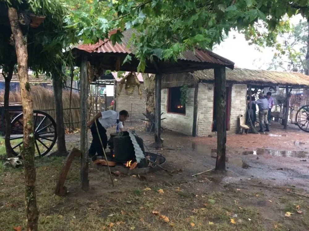 Cocinando en un racho típico de la Patria Gaucha. 