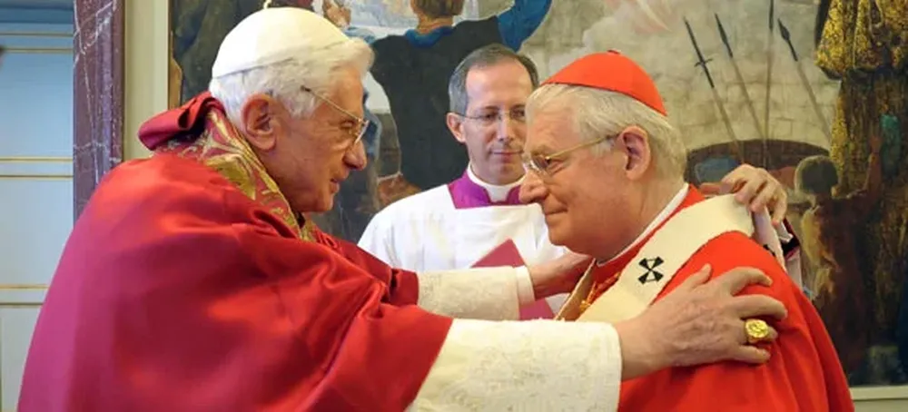 El papa Benedicto XVI con el cardenal Angelo Scola, arzobispo de Milán