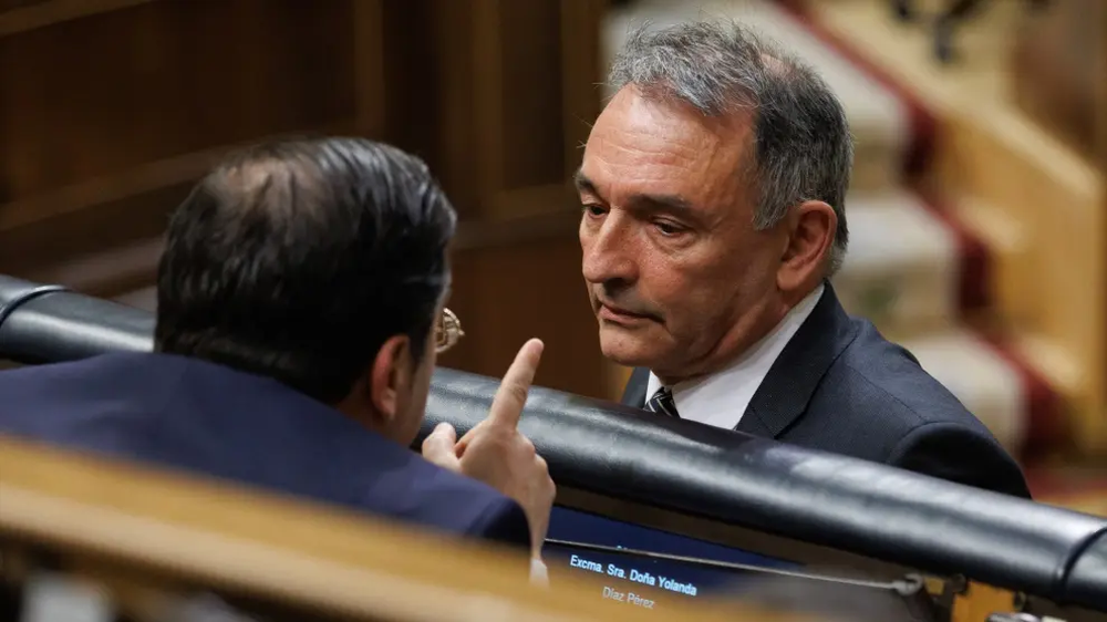 El diputado de Sumar e IU, Enrique Santiago, habla con el ministro de Exteriores, José Manuel Albares en el Congreso. EUROPA PRESS