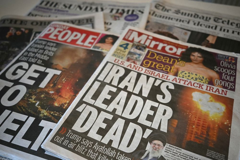 Tapa de diarios con la noticia de la muerte del líser supremo de Irán. AFP