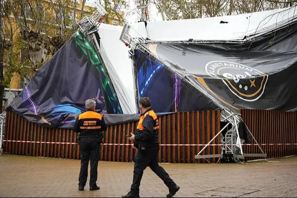 Carpa hundida en la Alameda de Hércules de Sevilla