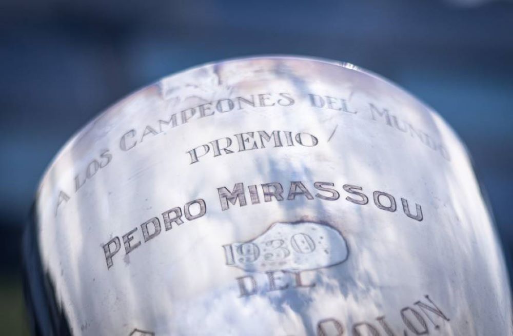 La Copa Pedro Mirassou con la que la selección de Uruguay dio la vuelta olímpica en el Mundial de 1930, ya que no le entregaron la Copa Jules Rimet