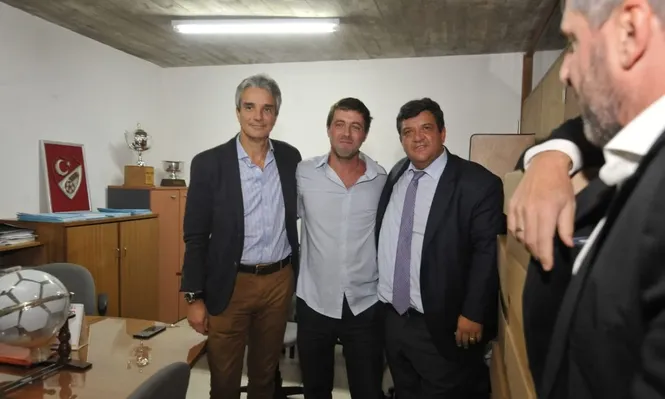 Decurnex le hizo un guiño a Alonso y prepara el regreso de Nacional a la AUF