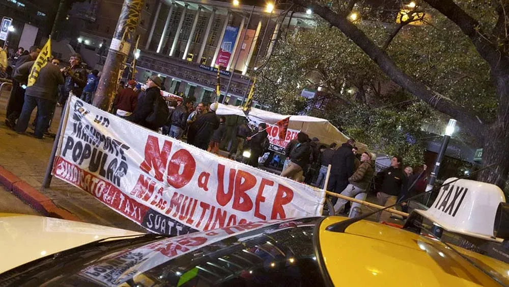 El sindicato de taxistas instaló una carpa para protestar contra Uber