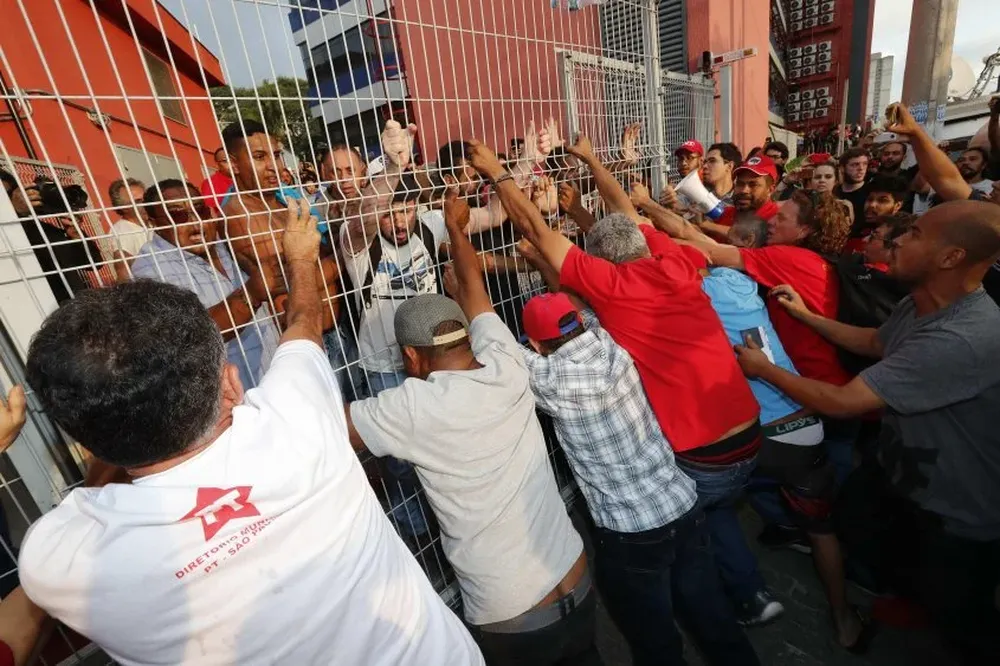 MIlitantes impiden la salida de Lula da Silva del Sindicato Metalúrgico para que se entregue a la Policía.