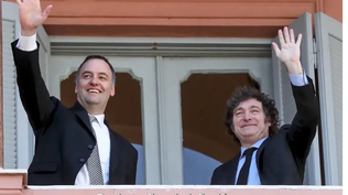 Manuel Adorni se desploma en las encuestas, pero Javier Milei continúa liderando la intención de voto.