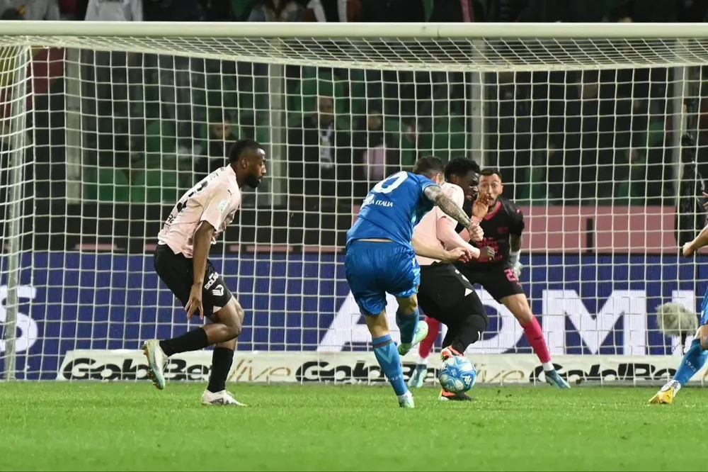 Gastón Pereiro anota el primer tanto de Ternana ante Palermo