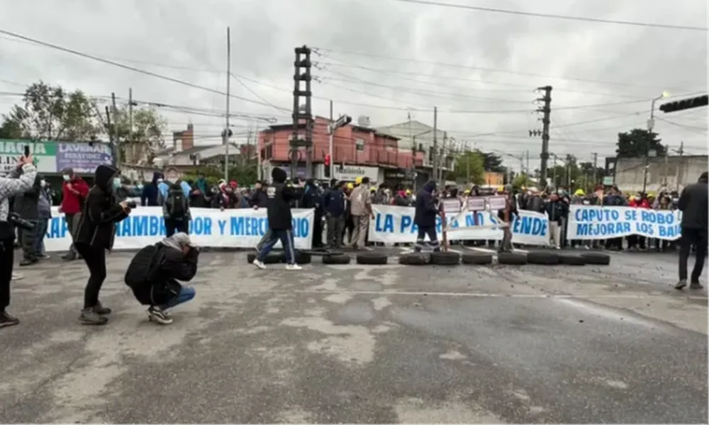 Liderados por Juan Grabois, 500 manifestantes bloquearon el ingreso al country de Luis Caputo