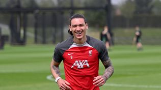 El momento que le devolvió la sonrisa a Darwin Núñez en el entrenamiento de Liverpool; mirá el video