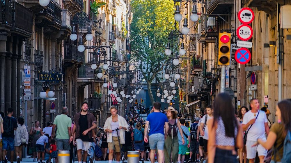 Personas caminando por una calle de Barcelona&nbsp;