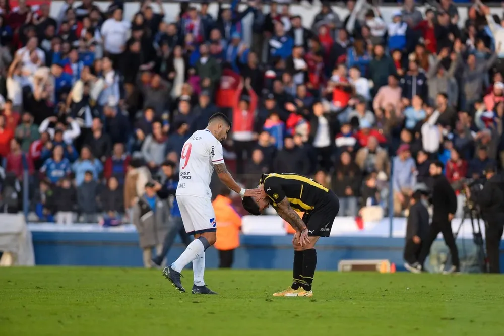 Luis Suárez y Agustín Da Silveira en el clásico del Clausura