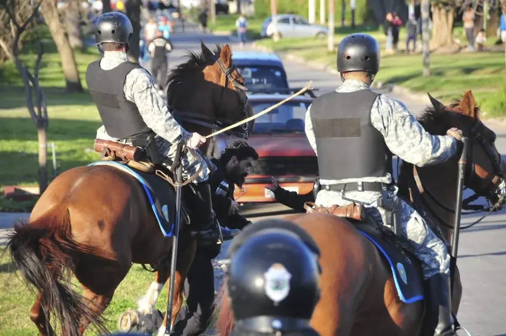 La policía a la carga en las inmediaciones de Jardines