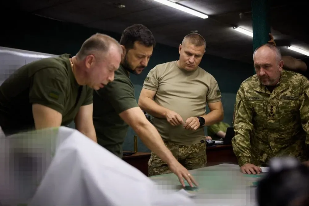El presidente de Ucrania, Volodímir Zelensky, con sus mandos militares.