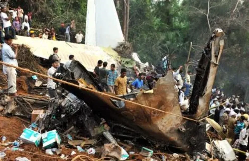 Rescatistas y voluntarios trabajan en el lugar del siniestro
