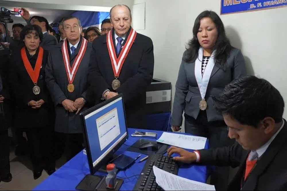 José Antonio Peláez (centro) lideró en 2009 el primer juicio del siglo XXI contra un expresidente peruano.