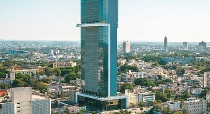 El hotel más alto de Cuba abre en medio de críticas por su alto costo en tiempos de crisis