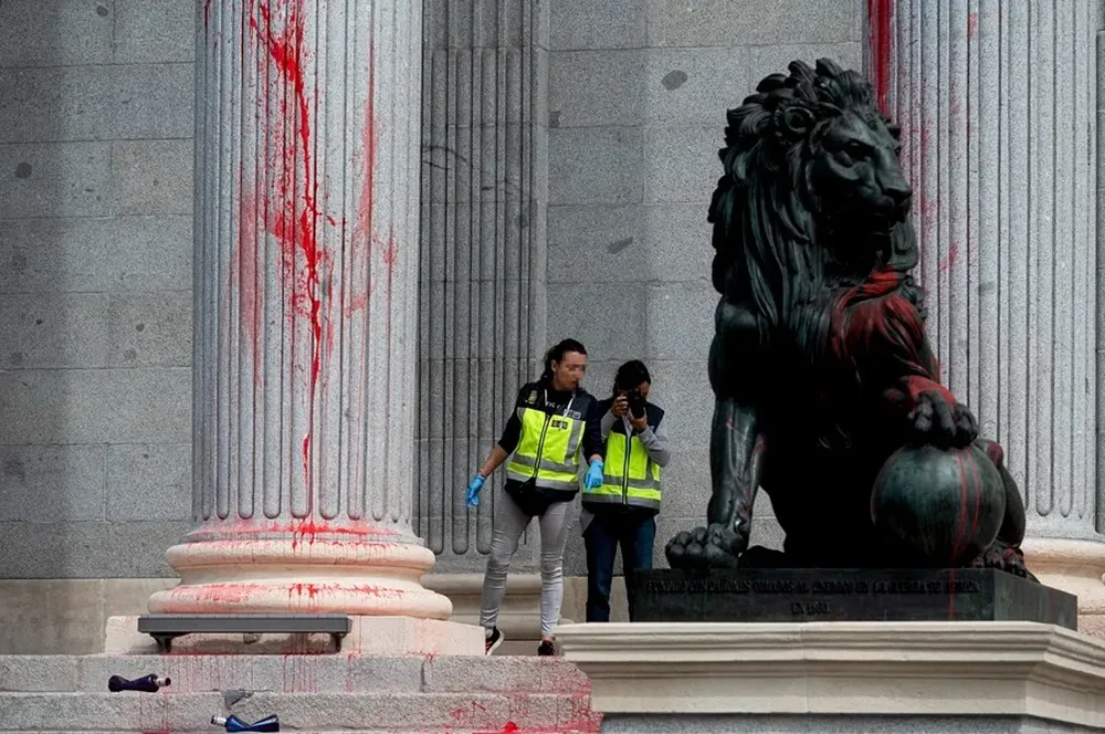 Daños a uno de los leones del Congreso