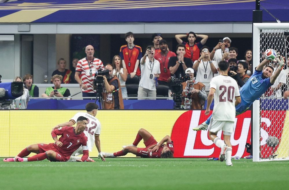 Unai Simón el arquero de España salva su arco ante el remate de Cristiano Ronaldo de Portugal en el Mundial 2026