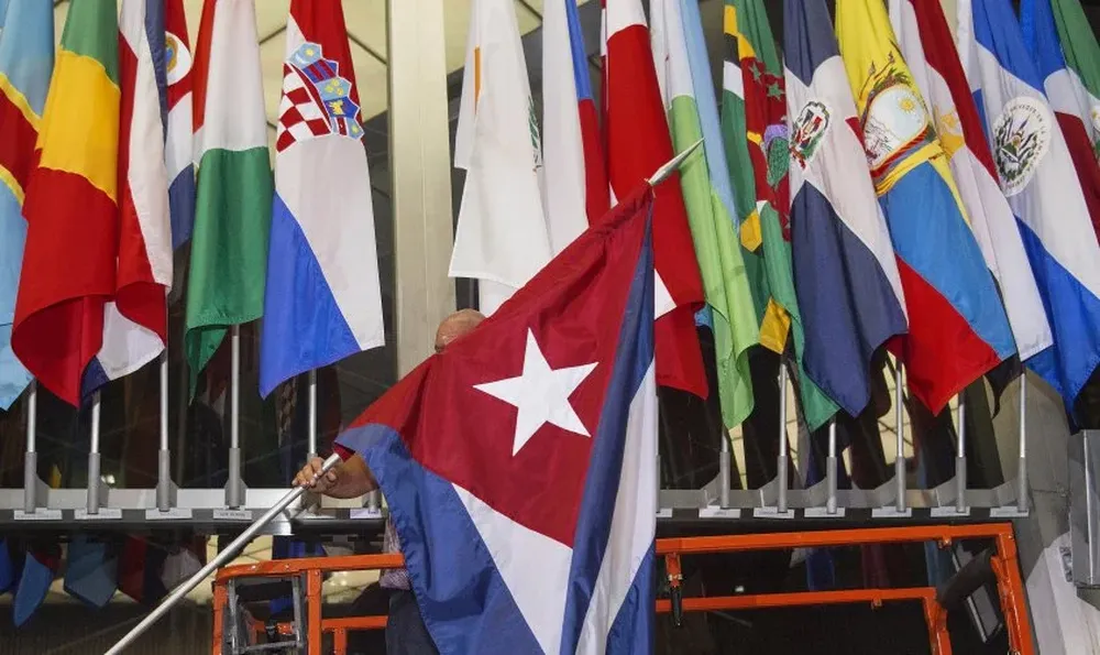 La bandera de Cuba ya ondea entre las de los países con los que EEUU mantiene relaciones.