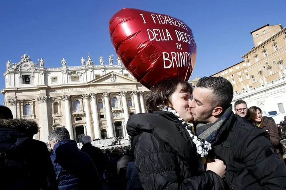 Pareja se besa en el Vaticano el día de los enamorados