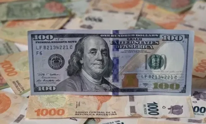 Los argentinos llaman blue al dólar paralelo, una jerga que se habría iniciado en las cuevas (o financieras ilegales)